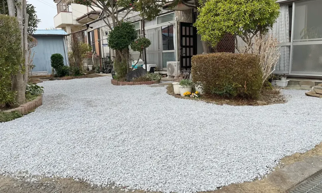 防草シート+砂利敷き